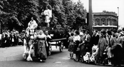 1963 Wagon play in Museum Street